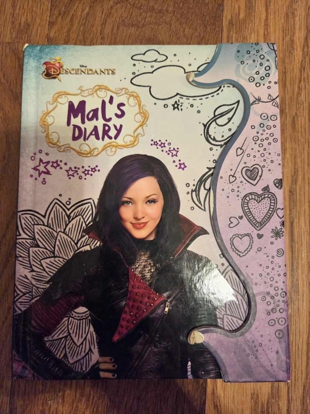 Disney Descendants: Mal's Diary Interactive Activity Book